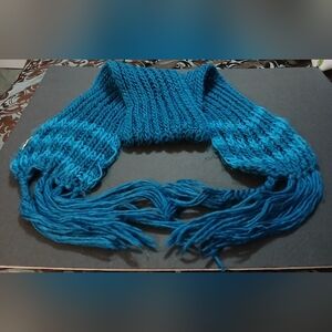 Pre-loved Elegant Teal Knitted Scarf with Fringe